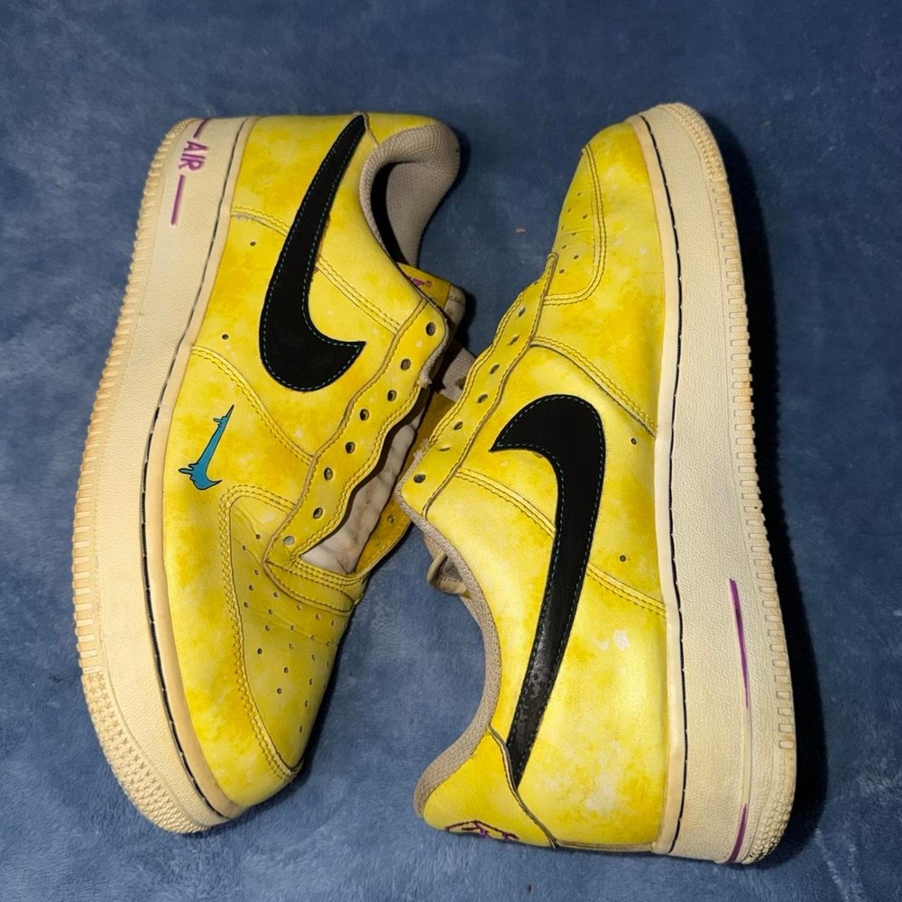 Nike Air Force 1 yellow sneakers with black Nike swoosh men size 8 no shoe laces